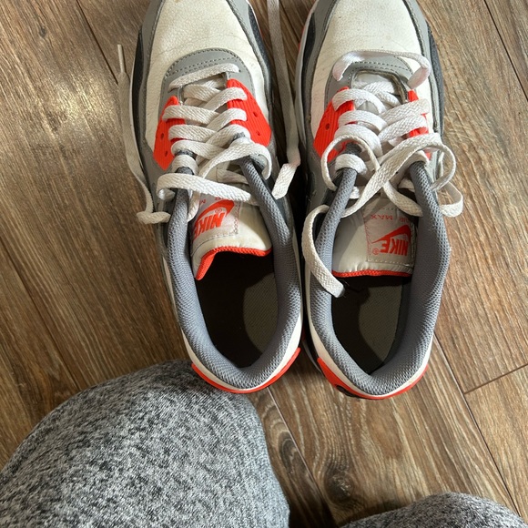 Women’s 7.5 nike air shoes - Picture 4 of 6